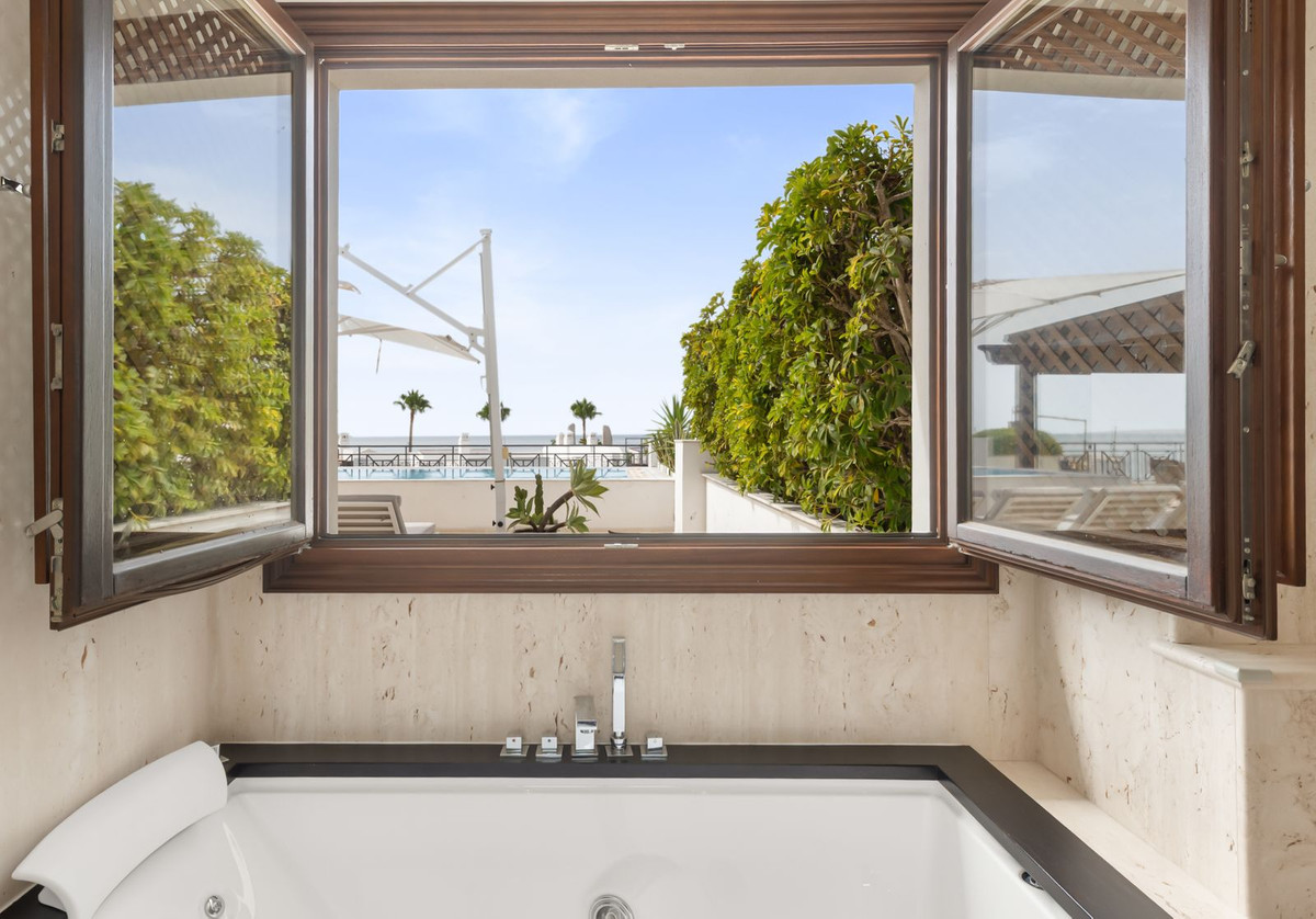 3 Bed Apartment for sale in Estepona Costa Del Sol, Málaga, Spain