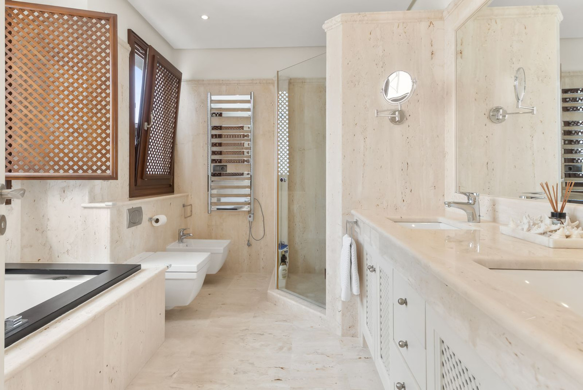 3 Bed Apartment for sale in Estepona Costa Del Sol, Málaga, Spain