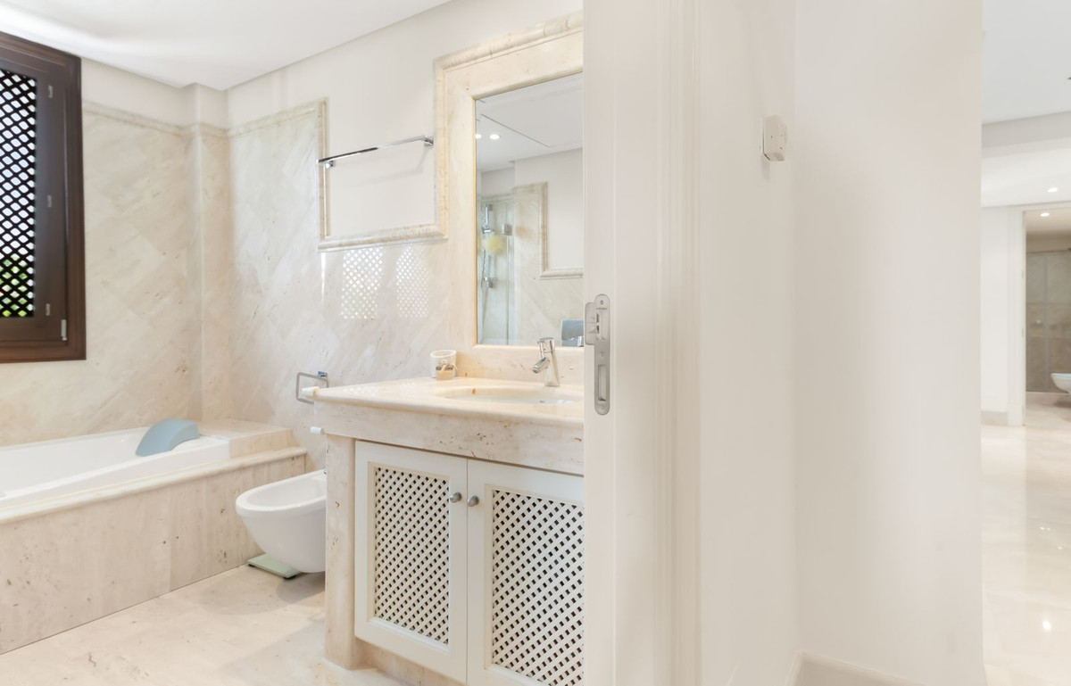 3 Bed Apartment for sale in Estepona Costa Del Sol, Málaga, Spain