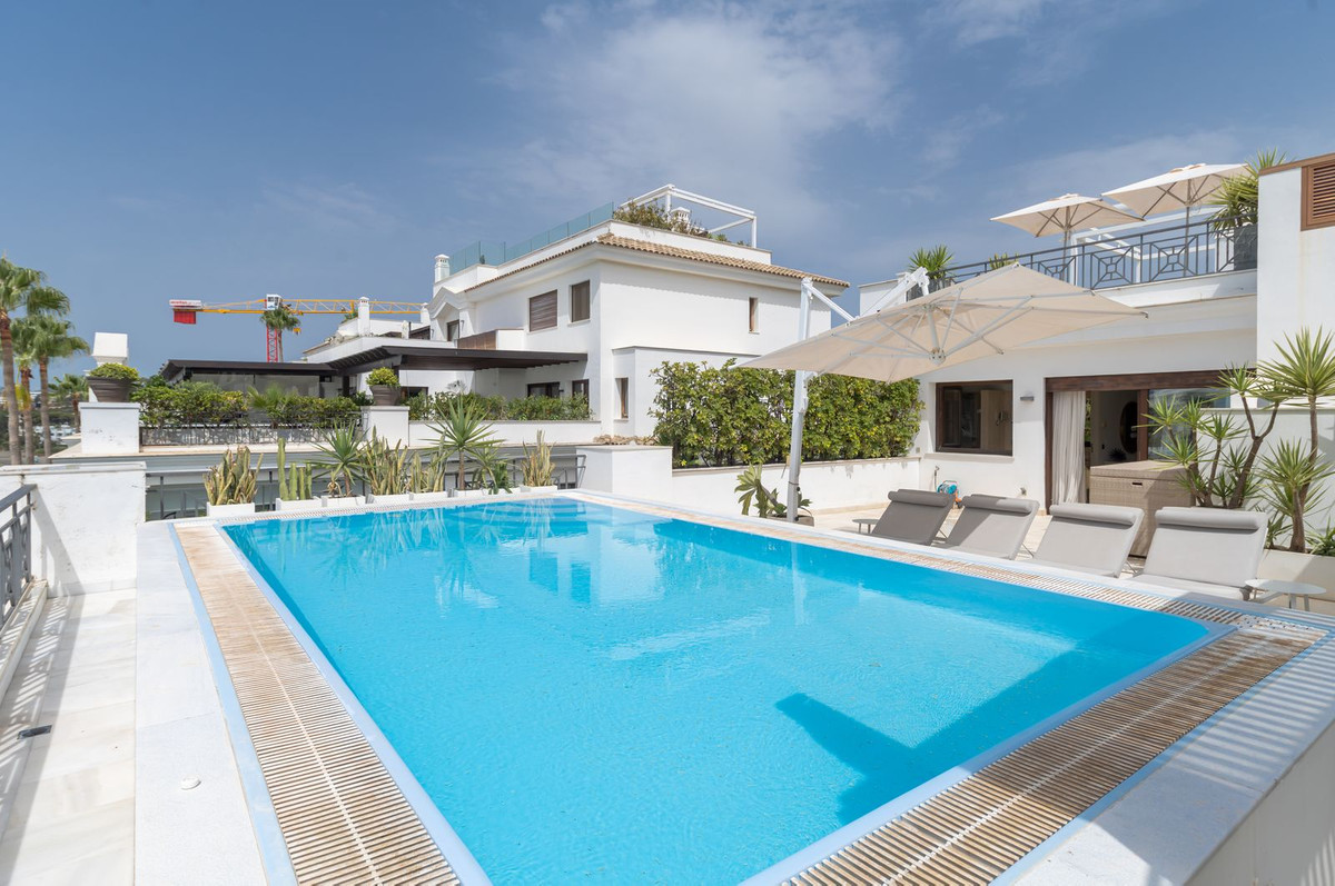 3 Bed Apartment for sale in Estepona Costa Del Sol, Málaga, Spain