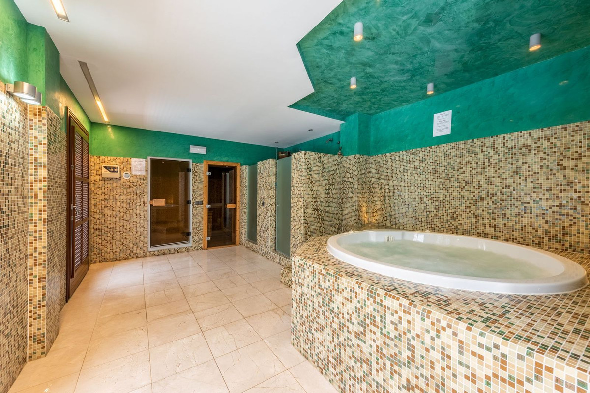 3 Bed Apartment for sale in Estepona Costa Del Sol, Málaga, Spain