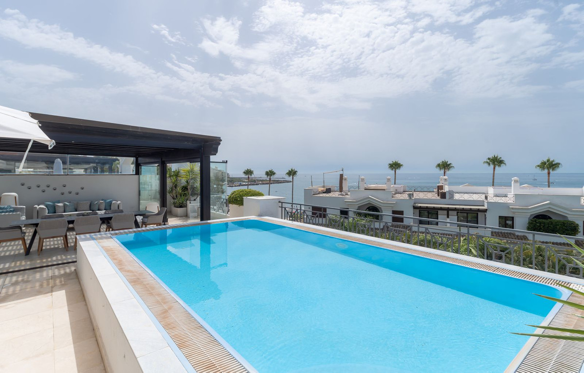 3 Bed Apartment for sale in Estepona Costa Del Sol, Málaga, Spain