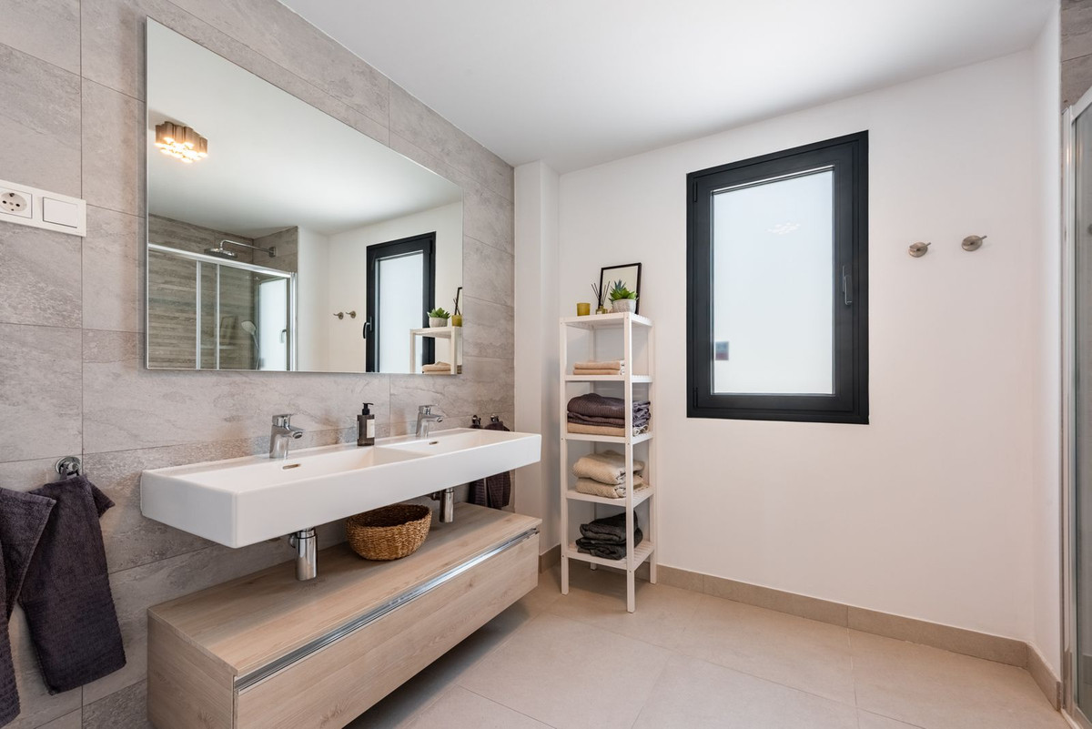 Se vende Apartamento Planta Media de 4 dormitorios en Costa Del Sol, Málaga, España