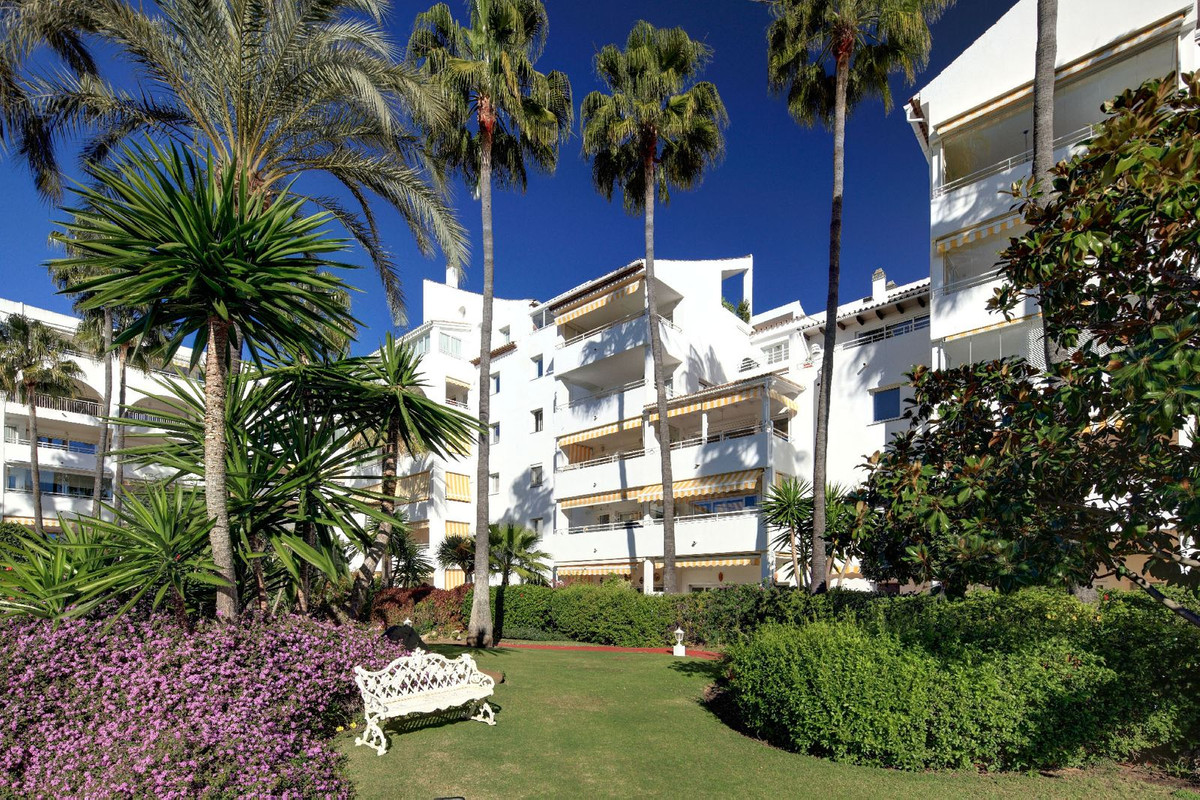 3 Bed Apartment for sale in Atalaya Costa Del Sol, Málaga, Spain