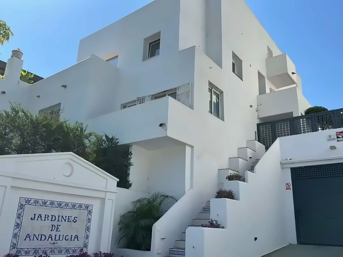 2 Bed Apartment for sale in Nueva Andalucía Costa Del Sol, Málaga, Spain