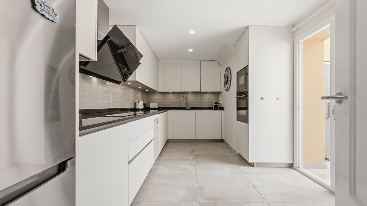 3 Bed Apartment for sale in La Duquesa Costa Del Sol, Málaga, Spain