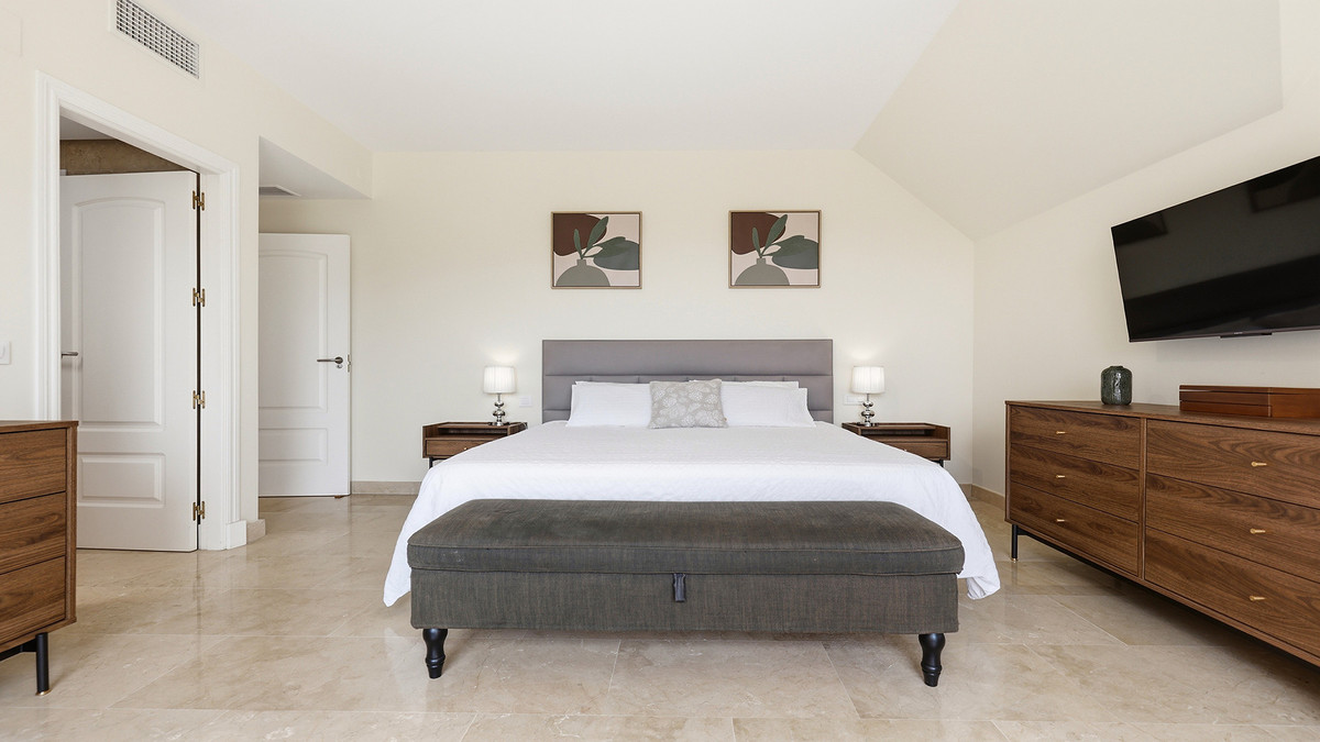 3 Bed Apartment for sale in La Duquesa Costa Del Sol, Málaga, Spain