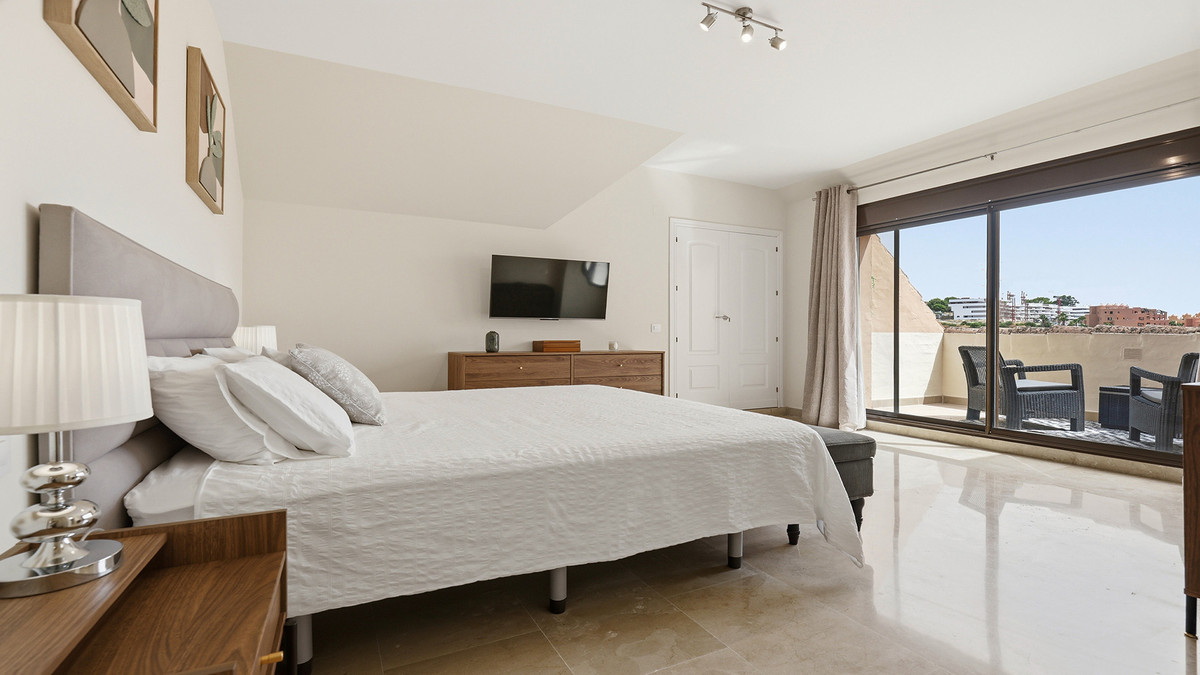 3 Bed Apartment for sale in La Duquesa Costa Del Sol, Málaga, Spain