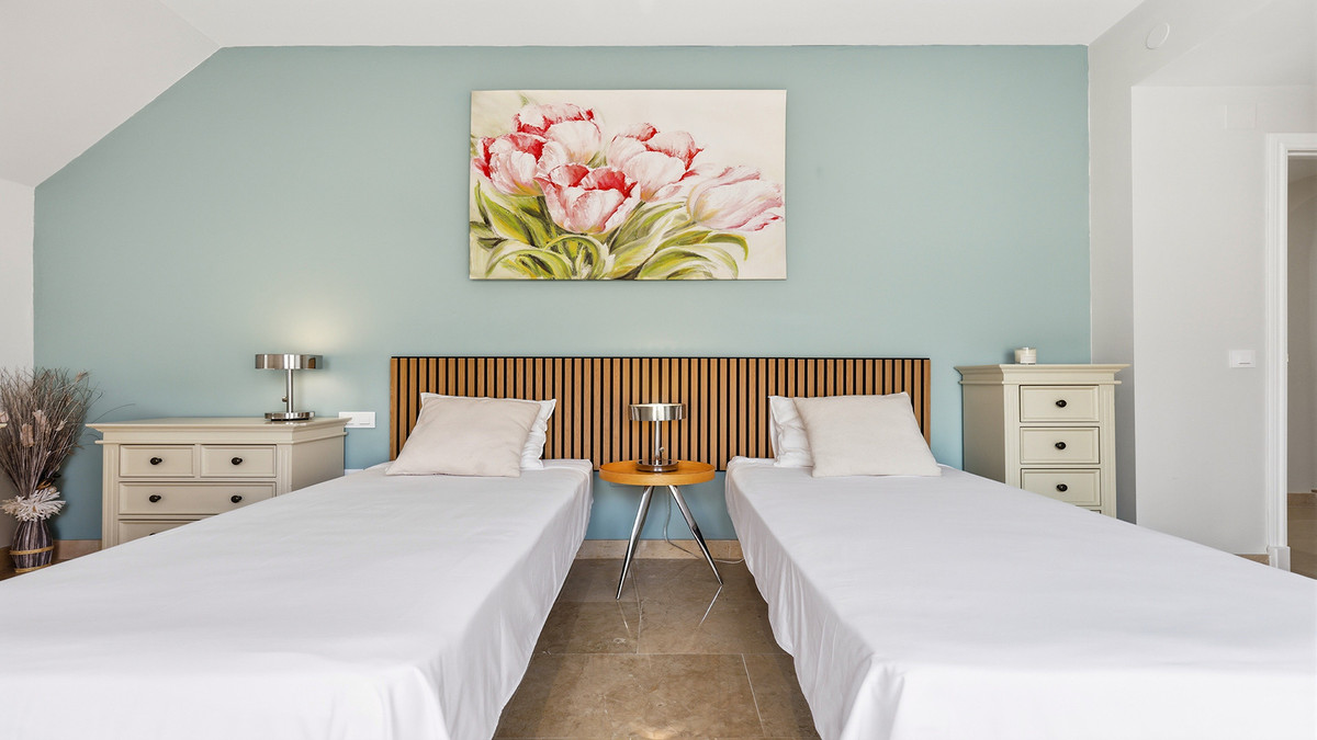 3 Bed Apartment for sale in La Duquesa Costa Del Sol, Málaga, Spain