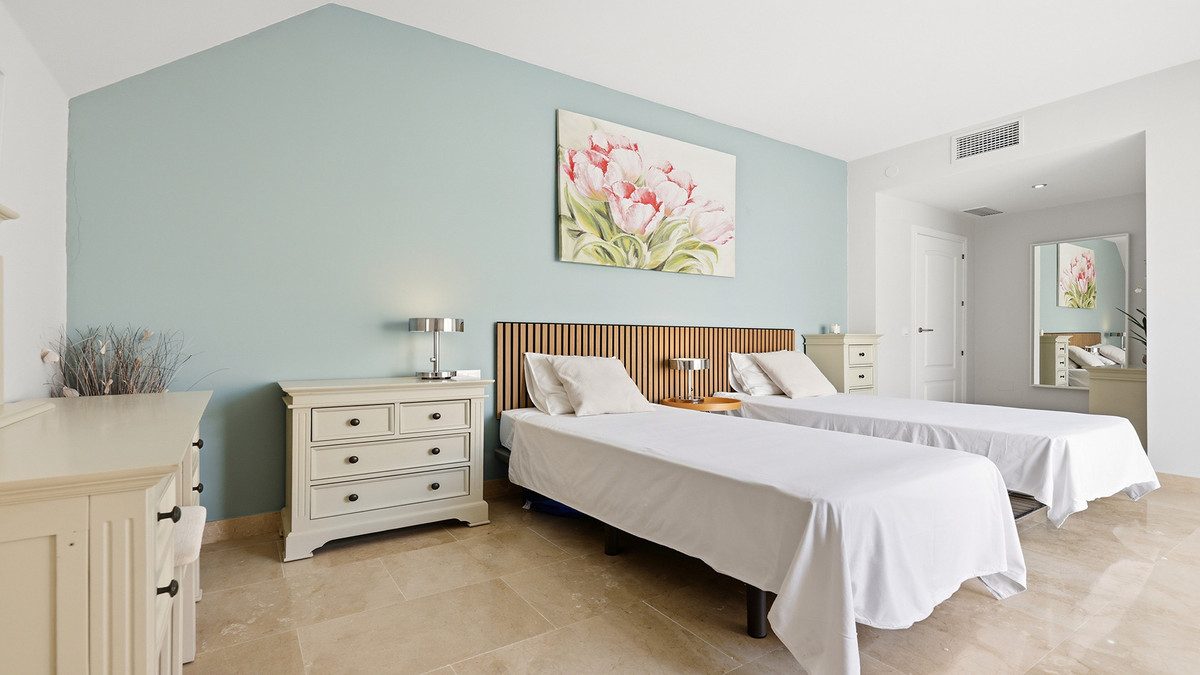 3 Bed Apartment for sale in La Duquesa Costa Del Sol, Málaga, Spain