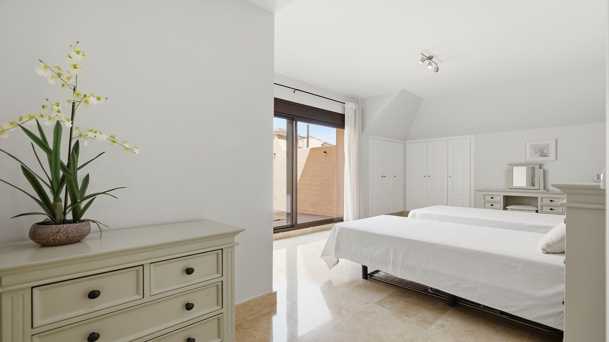 3 Bed Apartment for sale in La Duquesa Costa Del Sol, Málaga, Spain