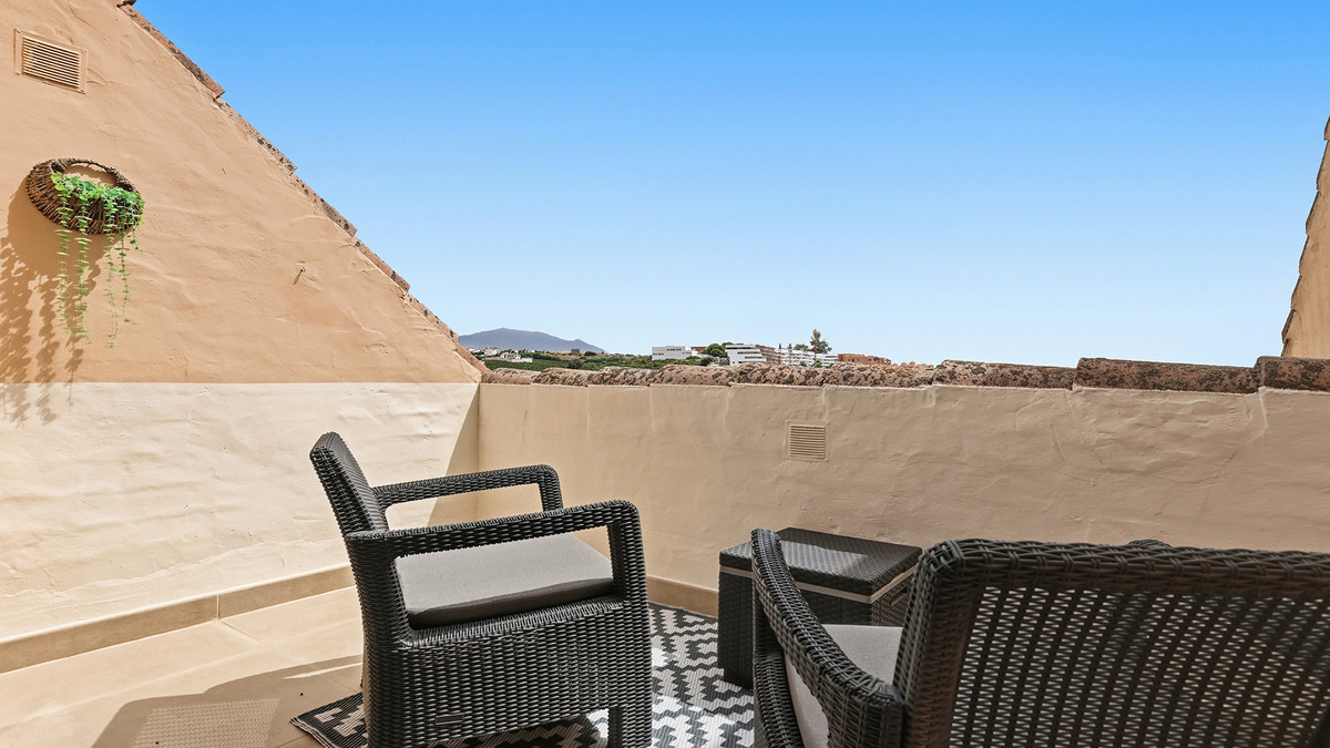 3 Bed Apartment for sale in La Duquesa Costa Del Sol, Málaga, Spain