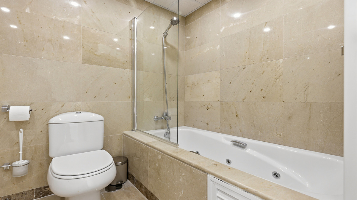 3 Bed Apartment for sale in La Duquesa Costa Del Sol, Málaga, Spain