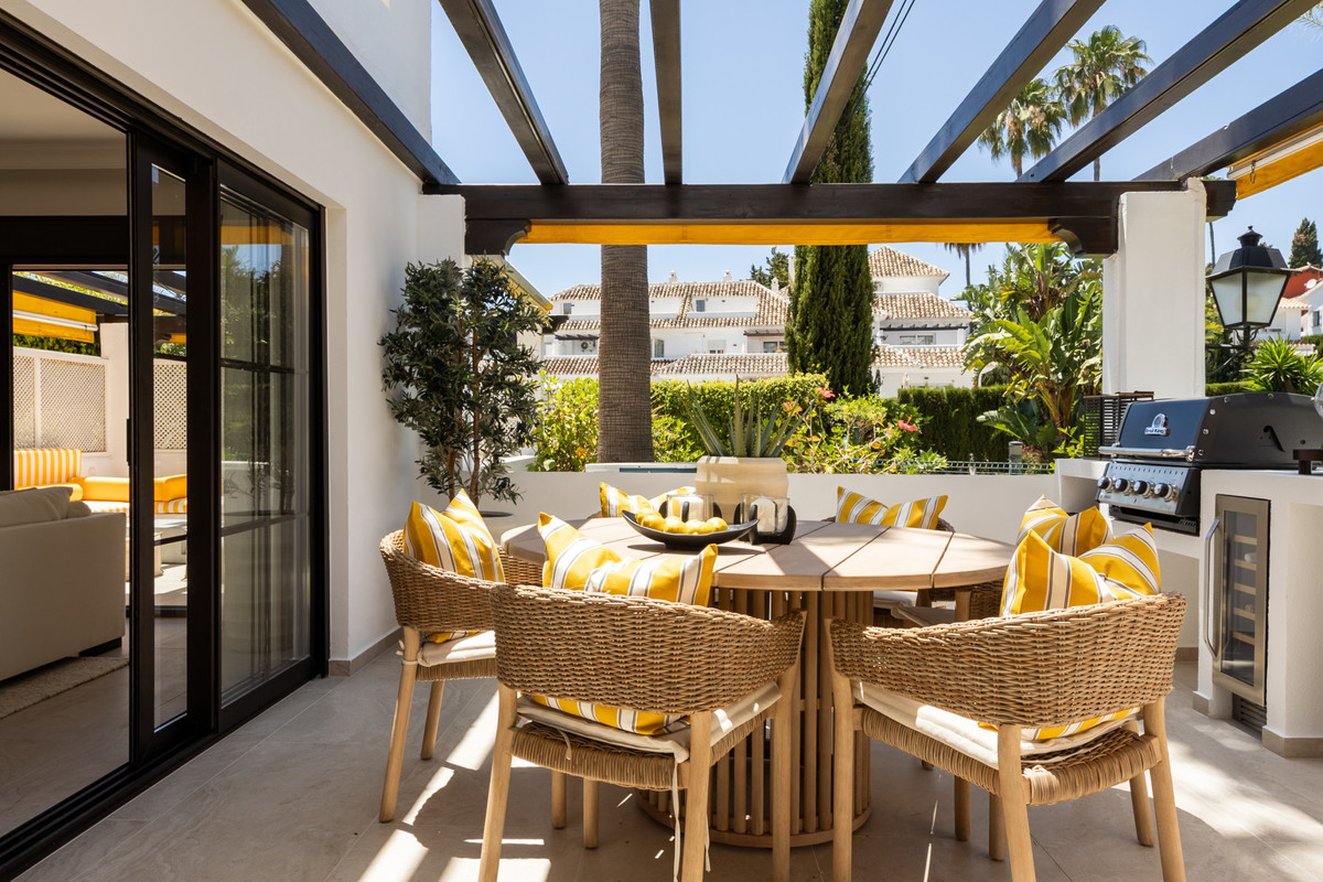 3 Bed Apartment for sale in Nueva Andalucía Costa Del Sol, Málaga, Spain