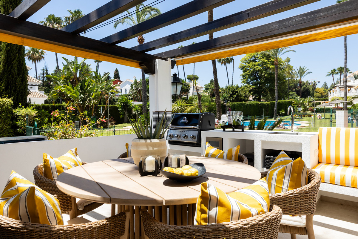 3 Bed Apartment for sale in Nueva Andalucía Costa Del Sol, Málaga, Spain