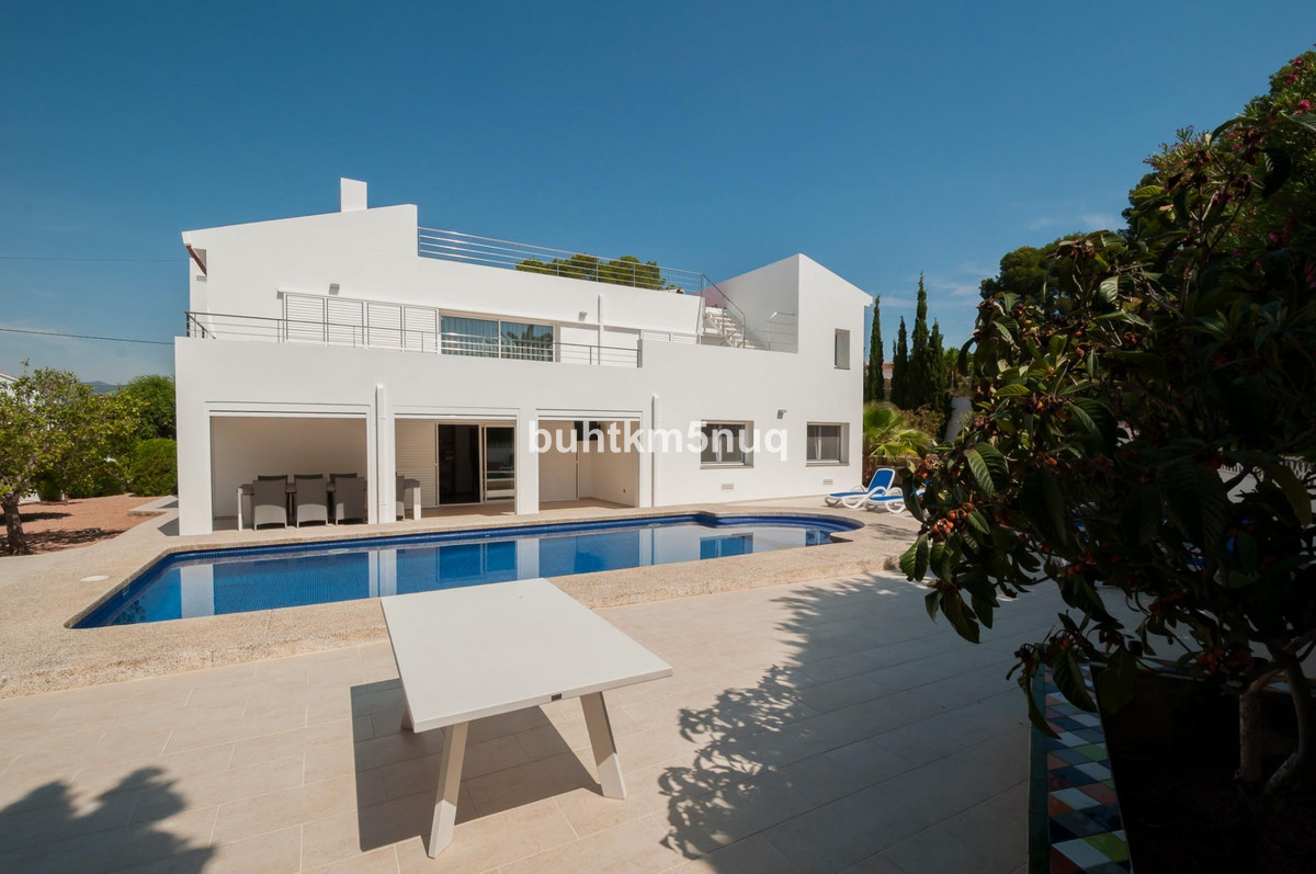 4 Bed Townhouse for sale in Calpe Costa Blanca, Alicante, Spain