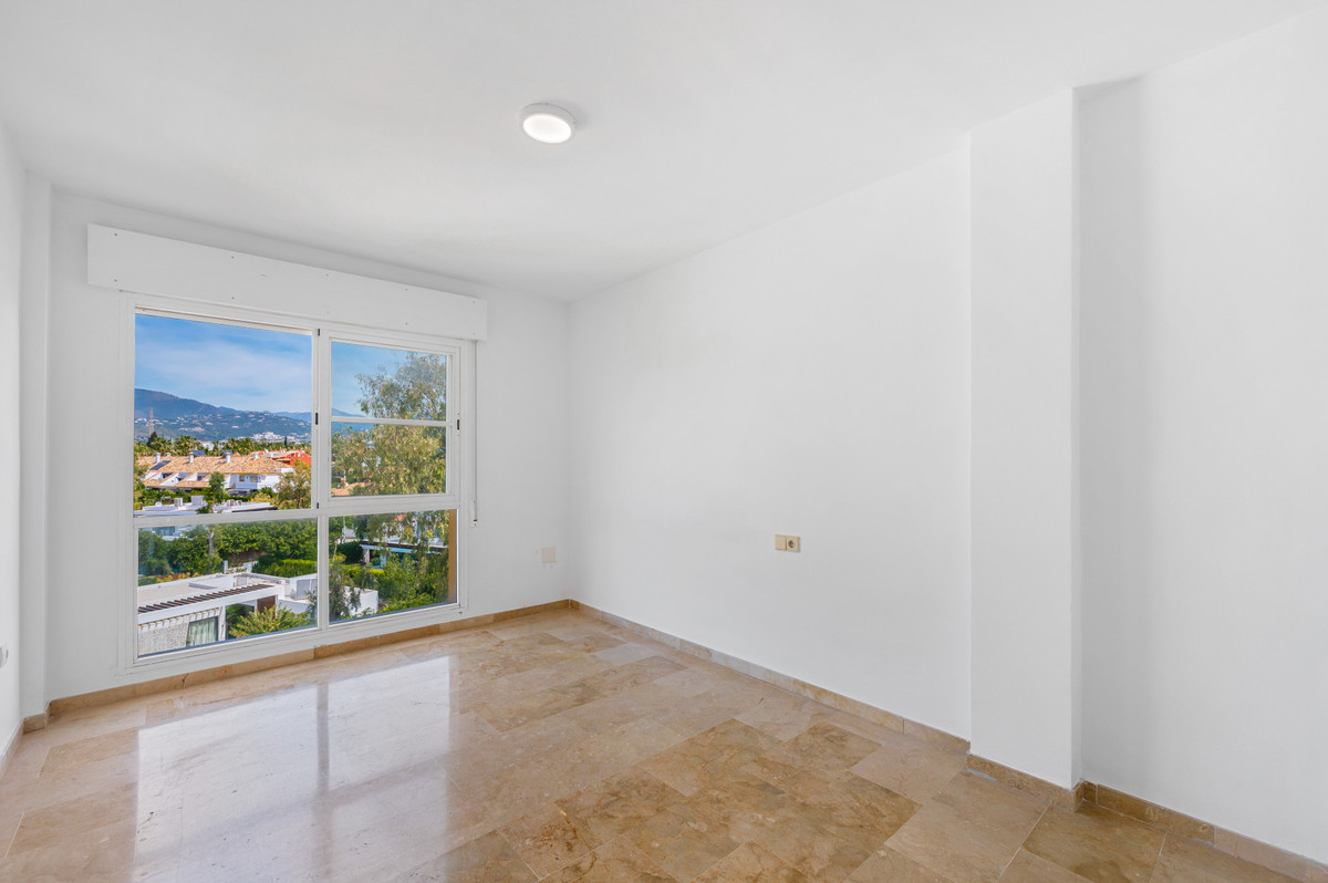 2 Bed Apartment for sale in El Paraiso Costa Del Sol, Málaga, Spain