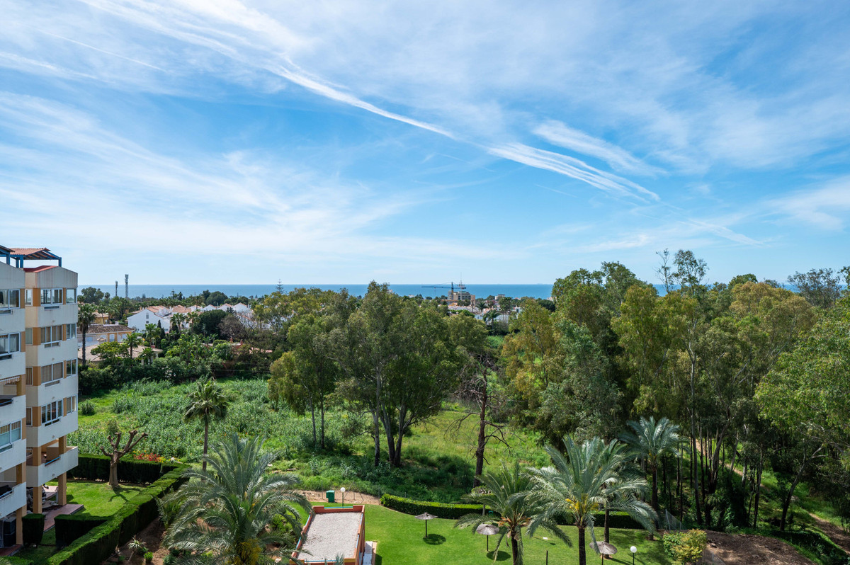 2 Bed Apartment for sale in El Paraiso Costa Del Sol, Málaga, Spain