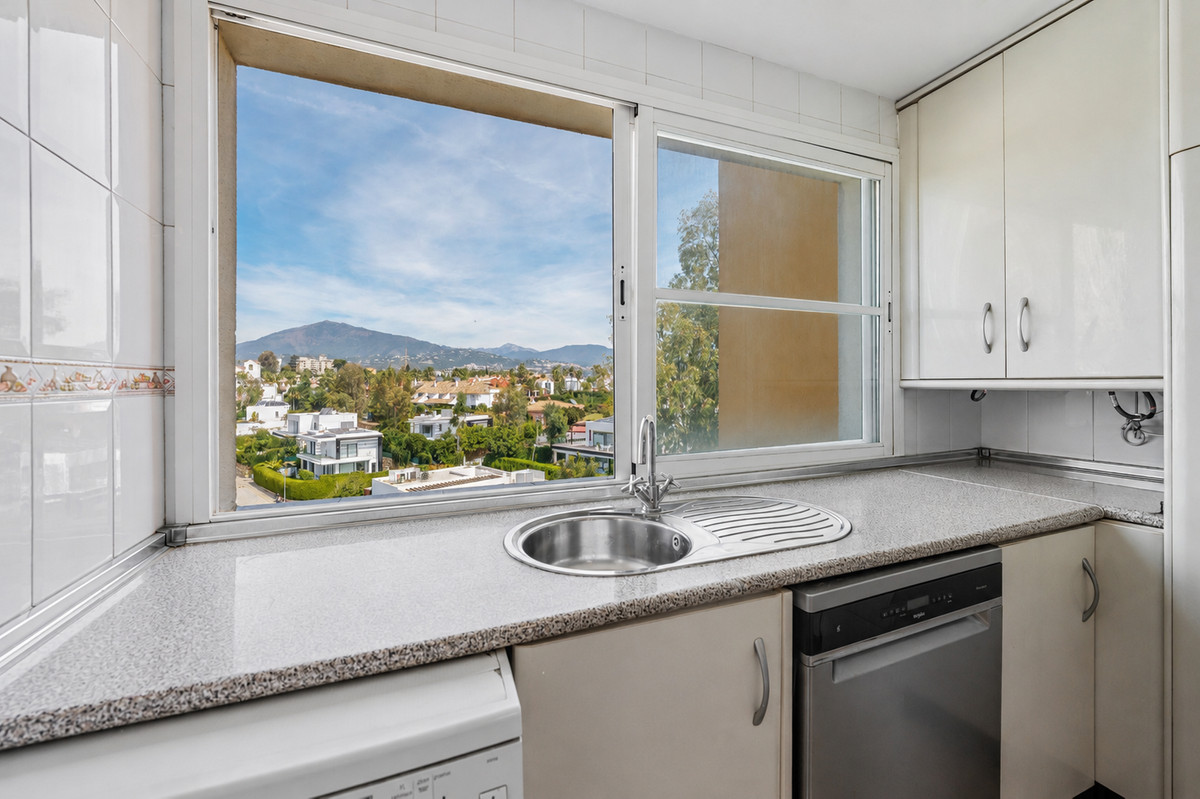 2 Bed Apartment for sale in El Paraiso Costa Del Sol, Málaga, Spain