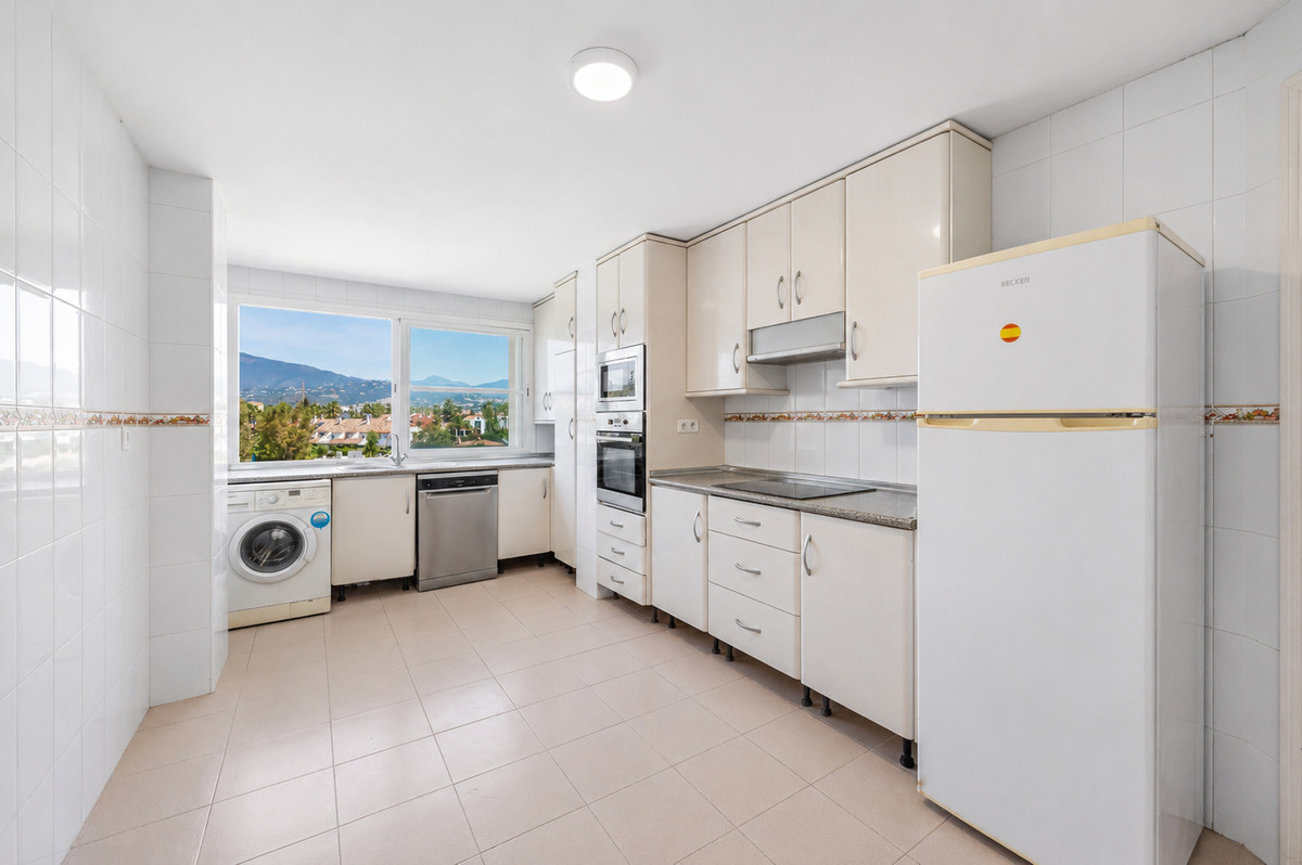 2 Bed Apartment for sale in El Paraiso Costa Del Sol, Málaga, Spain