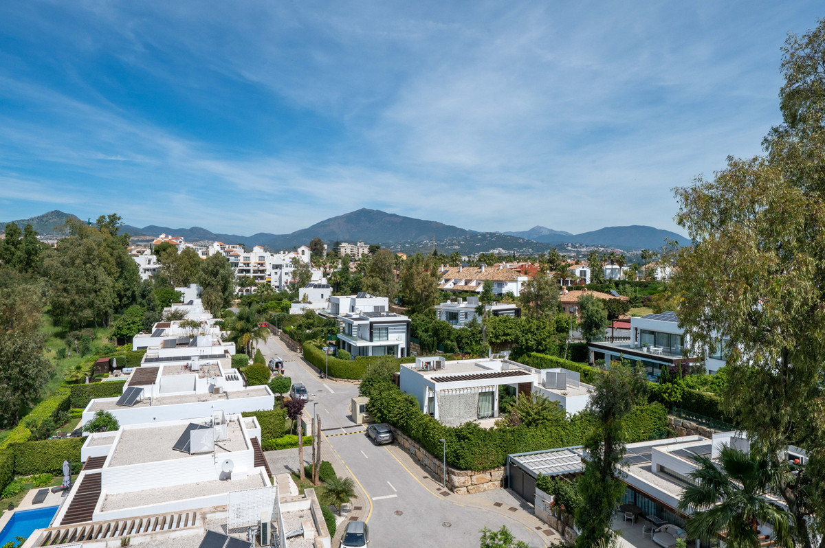 2 Bed Apartment for sale in El Paraiso Costa Del Sol, Málaga, Spain