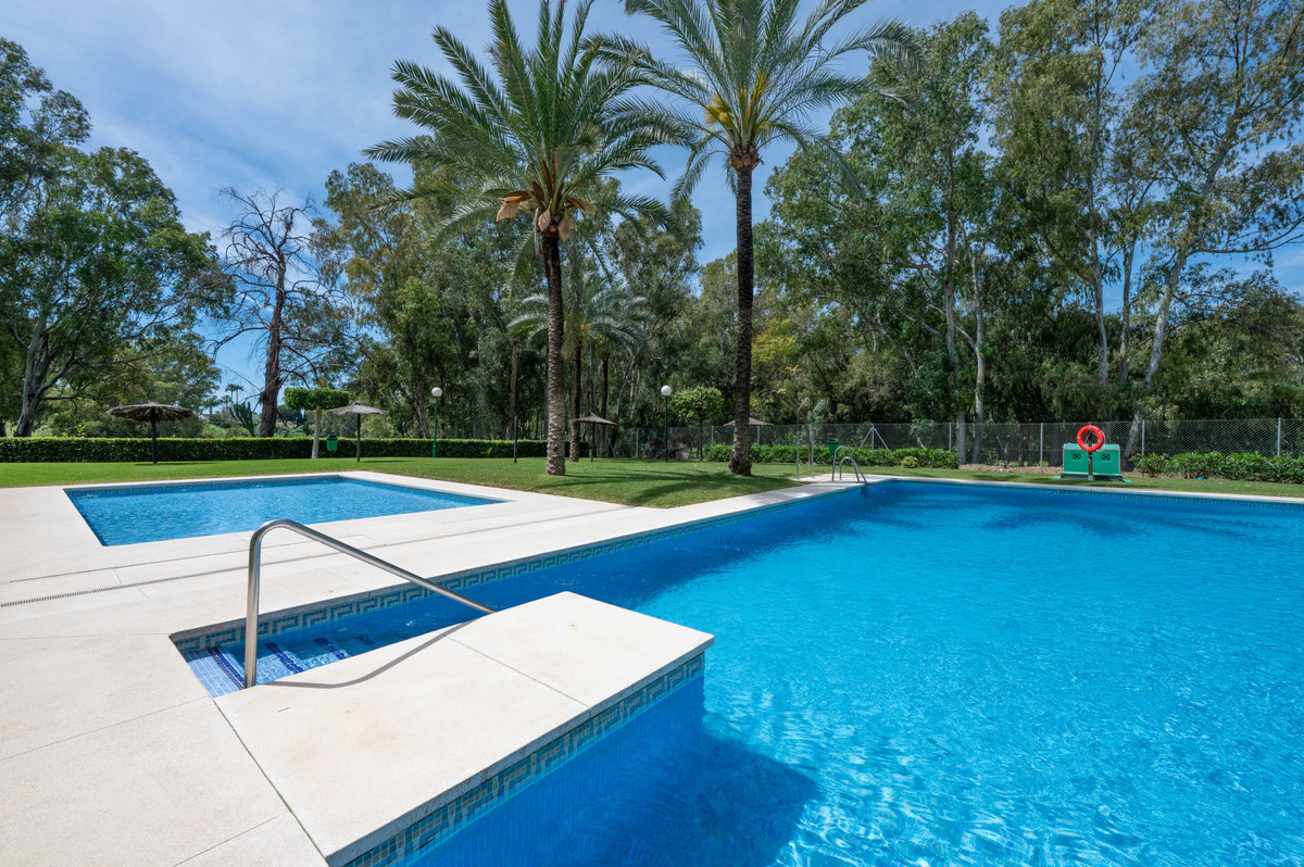 2 Bed Apartment for sale in El Paraiso Costa Del Sol, Málaga, Spain