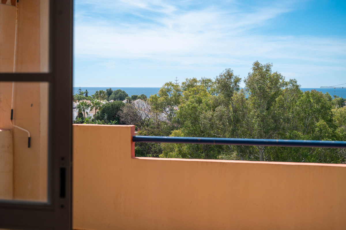 2 Bed Apartment for sale in El Paraiso Costa Del Sol, Málaga, Spain