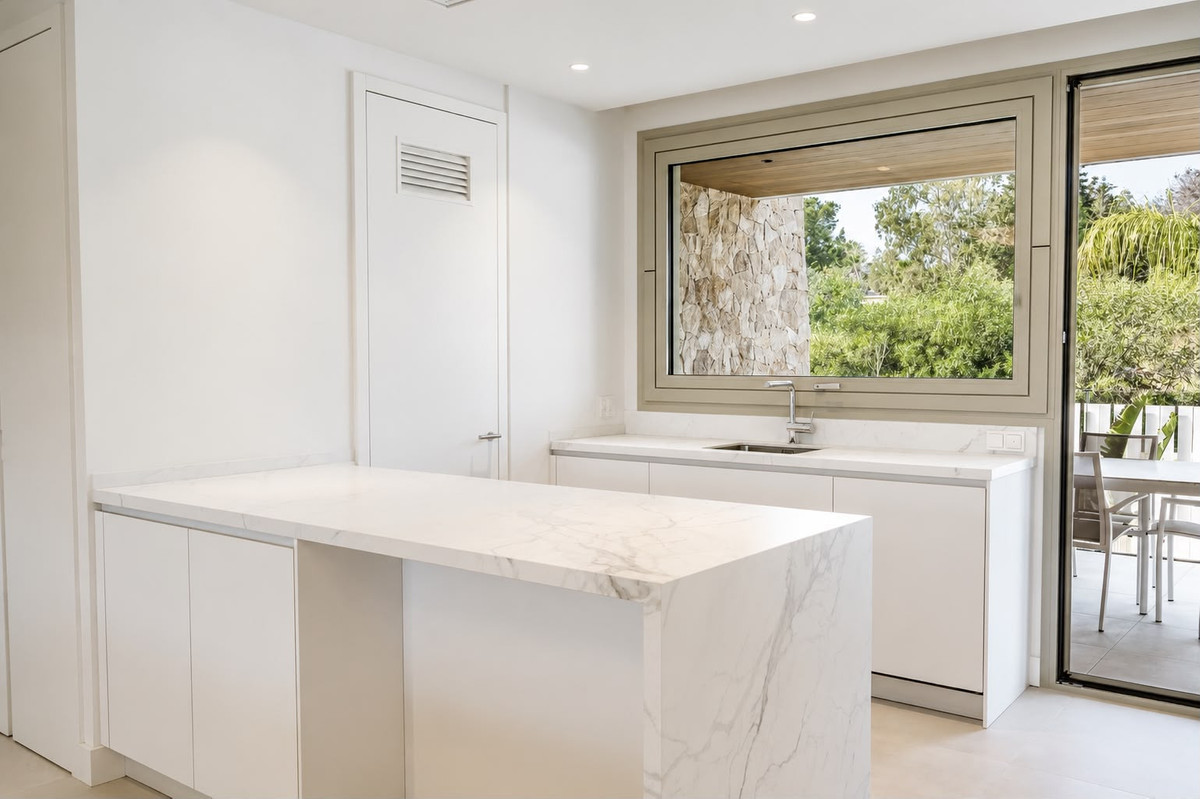 3 Bed Apartment for sale in The Golden Mile Costa Del Sol, Málaga, Spain