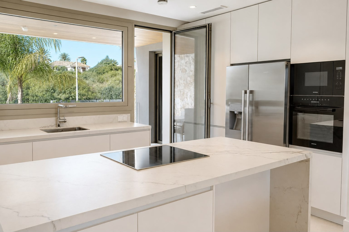 3 Bed Apartment for sale in The Golden Mile Costa Del Sol, Málaga, Spain