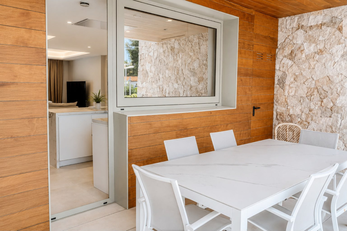 3 Bed Apartment for sale in The Golden Mile Costa Del Sol, Málaga, Spain