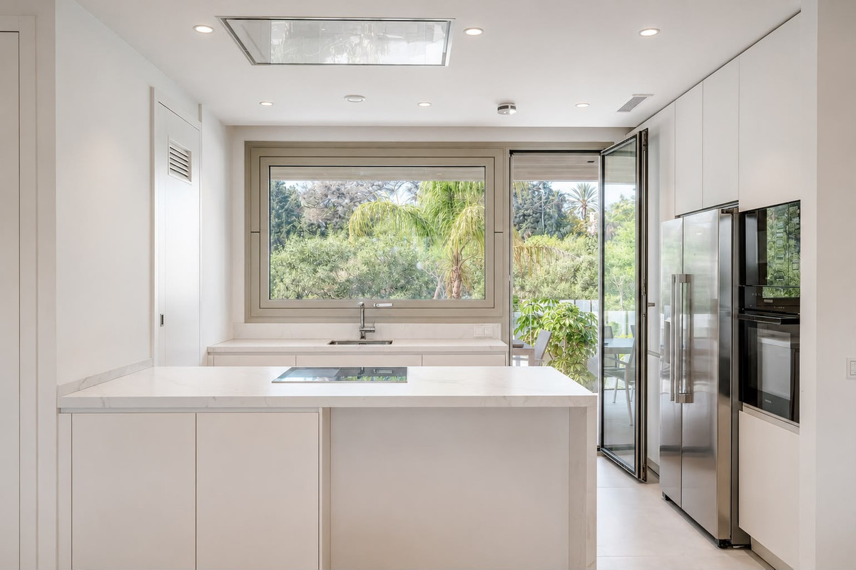 3 Bed Apartment for sale in The Golden Mile Costa Del Sol, Málaga, Spain