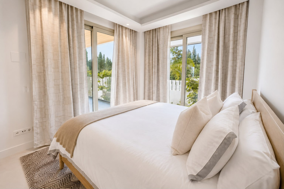 3 Bed Apartment for sale in The Golden Mile Costa Del Sol, Málaga, Spain
