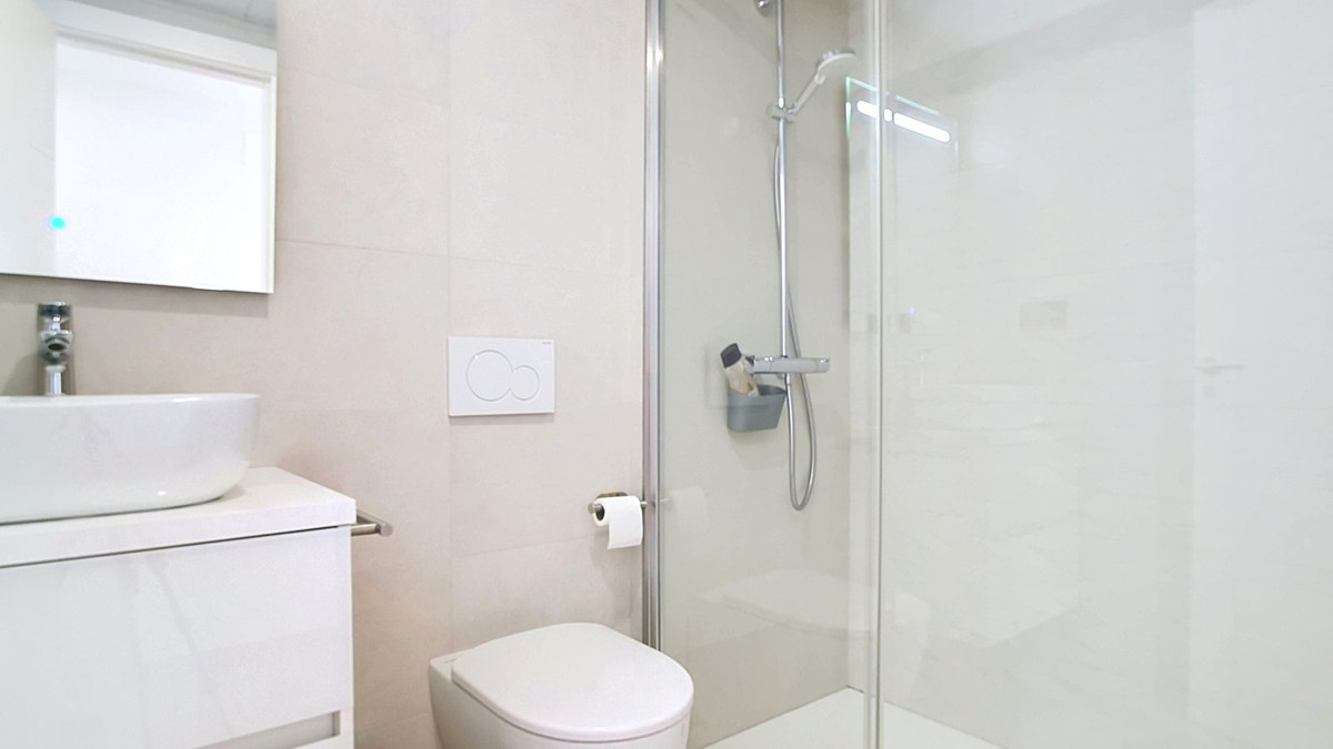 Se vende Apartamento Planta Media de 2 dormitorios en Costa Del Sol, Málaga, España