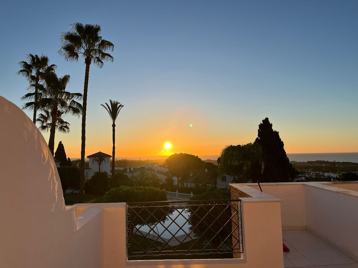 2 Bed Apartment for sale in El Paraiso Costa Del Sol, Málaga, Spain