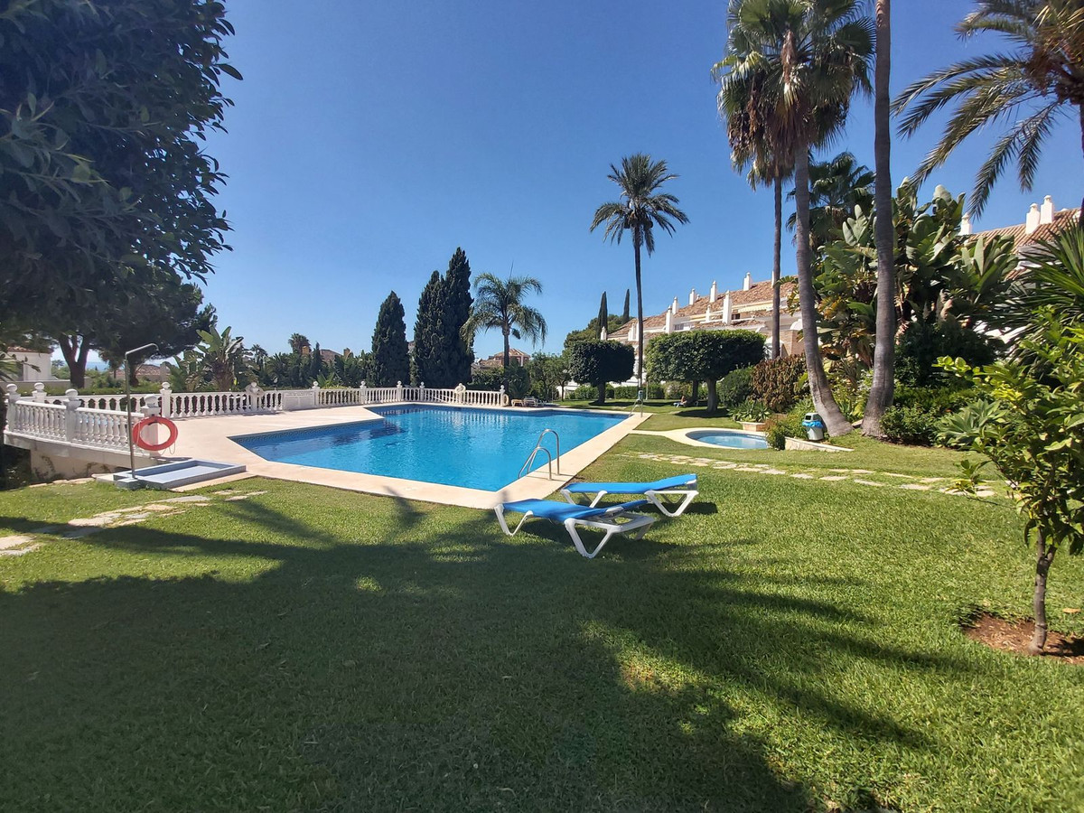2 Bed Apartment for sale in El Paraiso Costa Del Sol, Málaga, Spain