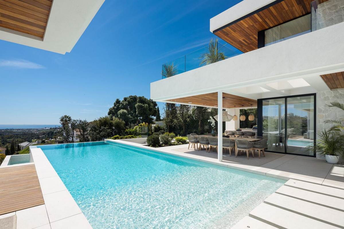 6 Bed Townhouse for sale in La Quinta Costa Del Sol, Málaga, Spain