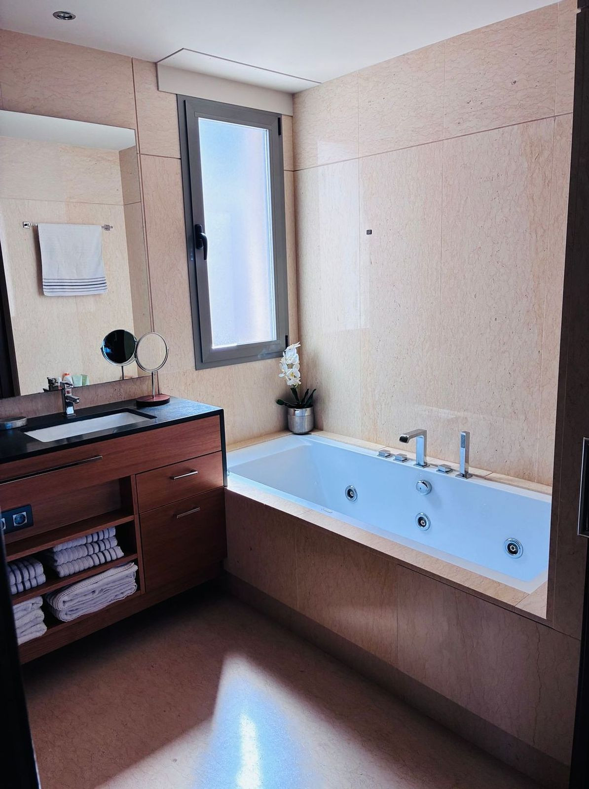3 Bed Apartment for sale in Benahavís Costa Del Sol, Málaga, Spain