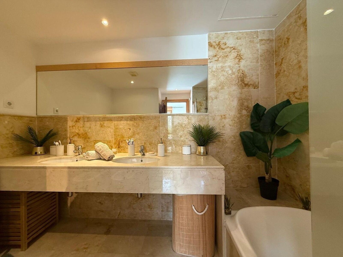 Se vende Apartamento Planta Media de 3 dormitorios en Costa Del Sol, Málaga, España