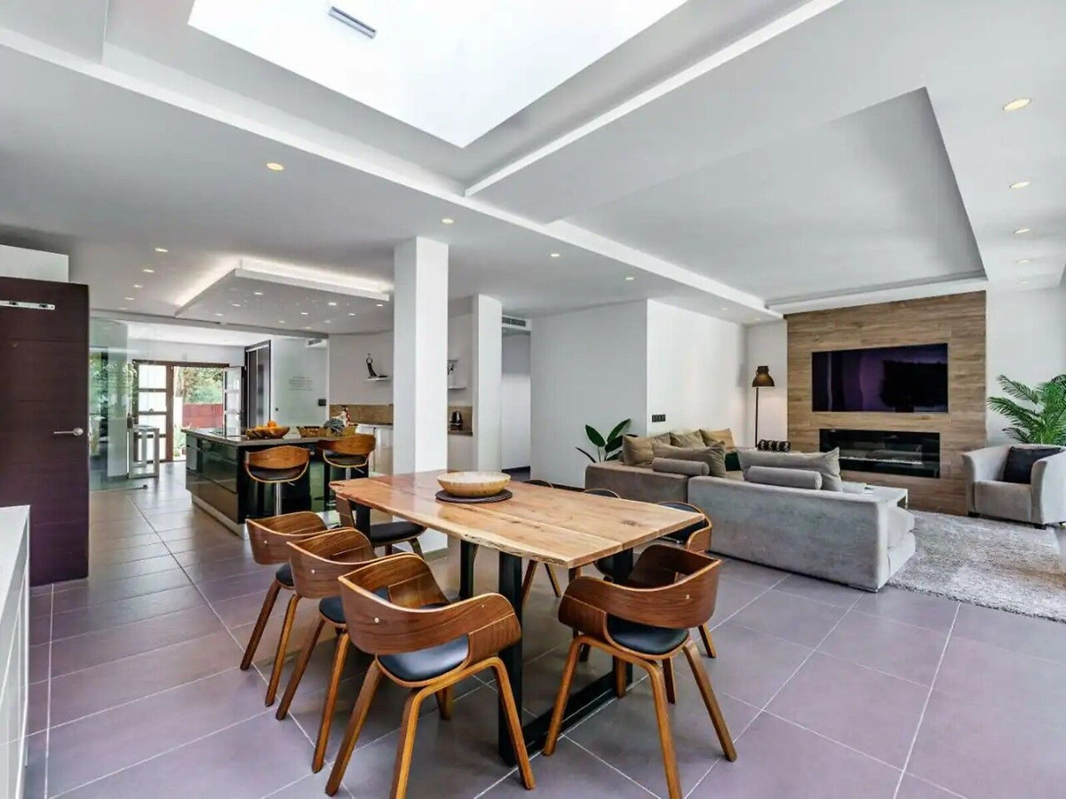 5 Bed Townhouse for sale in El Rosario Costa Del Sol, Málaga, Spain