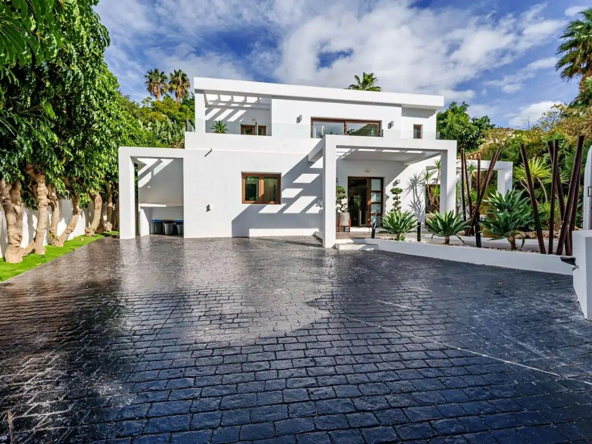 5 Bed Townhouse for sale in El Rosario Costa Del Sol, Málaga, Spain