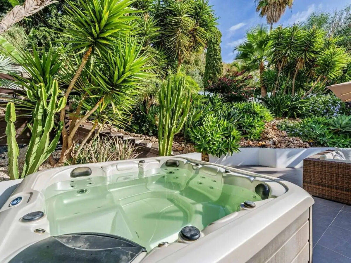 5 Bed Townhouse for sale in El Rosario Costa Del Sol, Málaga, Spain