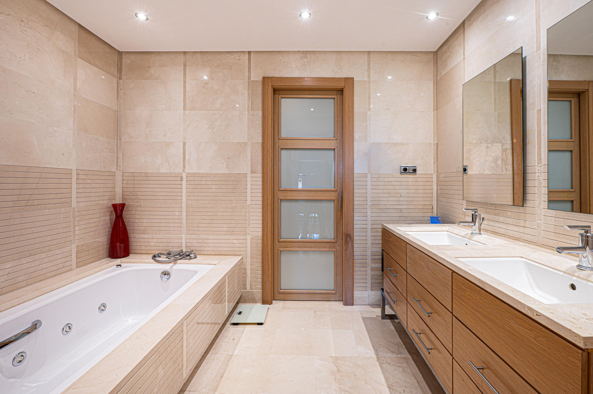 2 Bed Apartment for sale in Sierra Blanca Costa Del Sol, Málaga, Spain