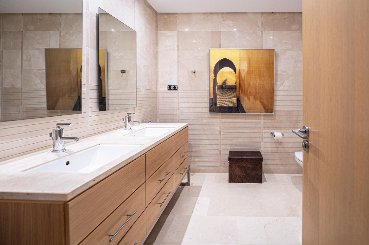 2 Bed Apartment for sale in Sierra Blanca Costa Del Sol, Málaga, Spain