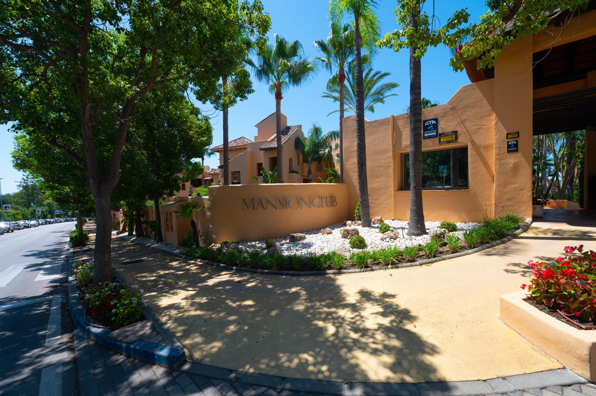 2 Bed Apartment for sale in Sierra Blanca Costa Del Sol, Málaga, Spain