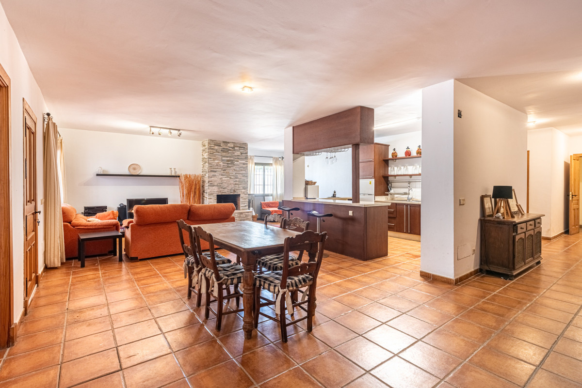 5 Bed Townhouse for sale in Marbella Costa Del Sol, Málaga, Spain