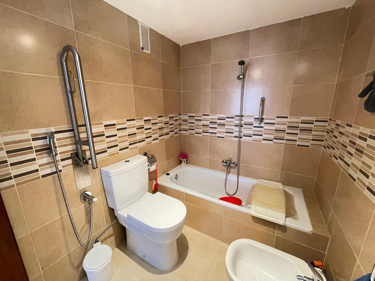 Se vende Apartamento Planta Media de 4 dormitorios en Costa Del Sol, Málaga, España