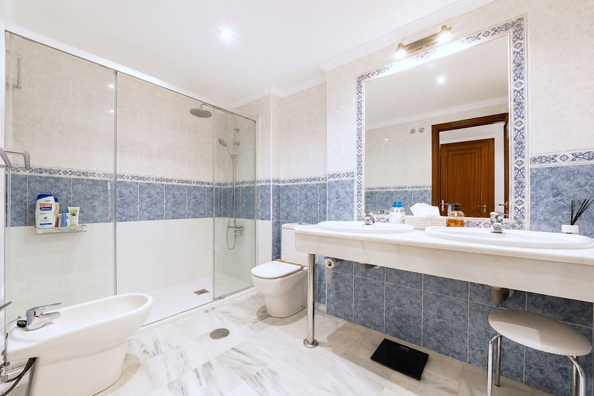 5 Bed Apartment for sale in Estepona Costa Del Sol, Málaga, Spain