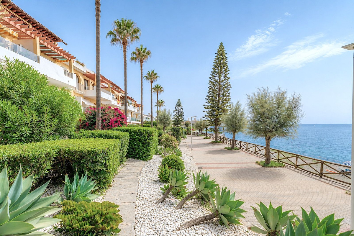 5 Bed Apartment for sale in Estepona Costa Del Sol, Málaga, Spain