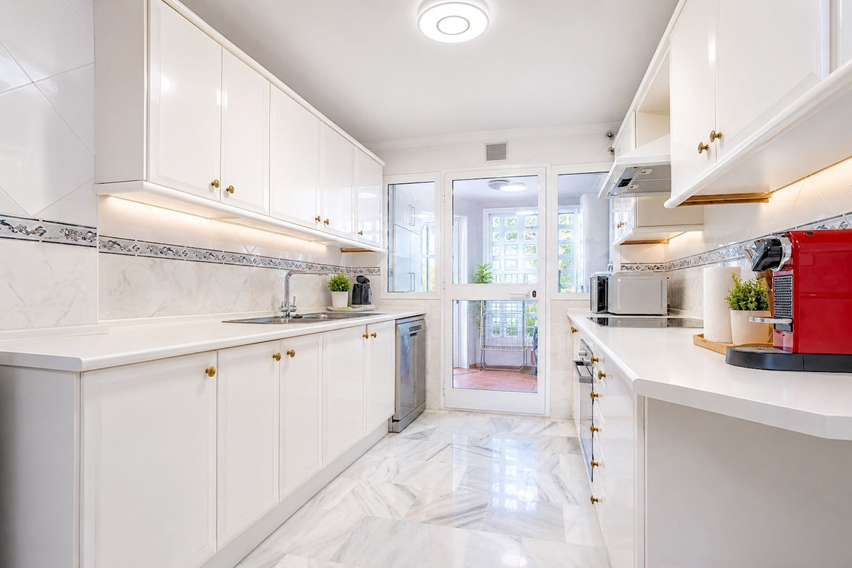 5 Bed Apartment for sale in Estepona Costa Del Sol, Málaga, Spain