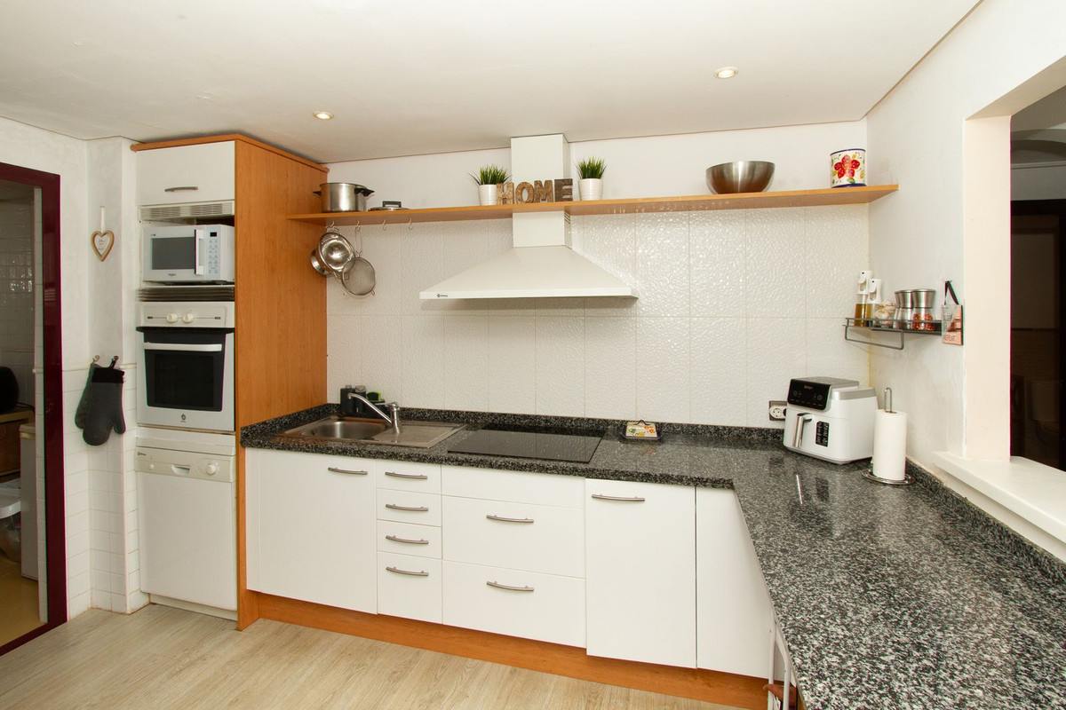 3 Bed Apartment for sale in La Mairena Costa Del Sol, Málaga, Spain